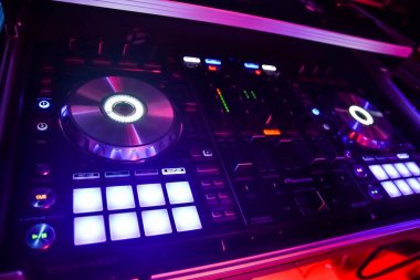 Mor tonları, techno müzik ile gece kulübünde dj mikser