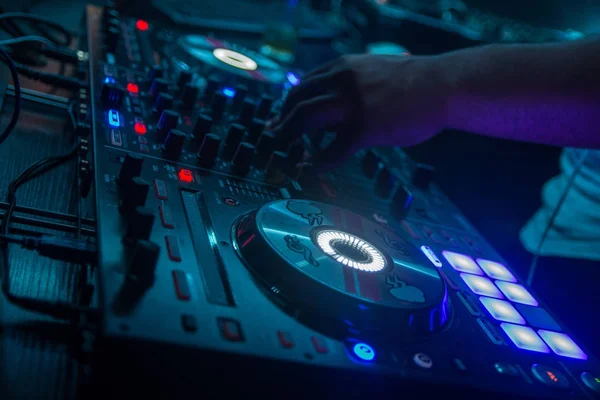 gece kulübü tabloda karıştırma, dj el oyun ile mikser