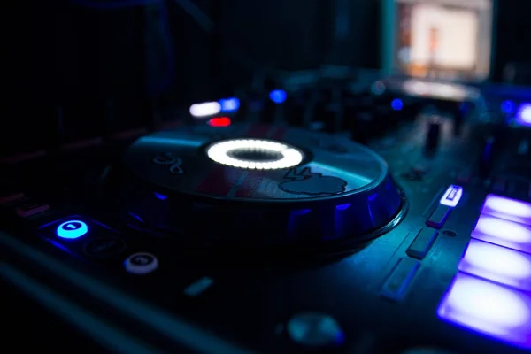 Mesa Mezclas Disc Jockey Con Tonos Azules Luces Discoteca — Foto de Stock