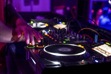 mix tablo ile DJ oynamak