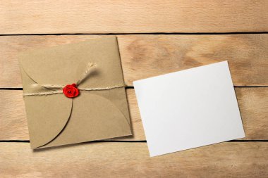 Metin için yer ahşap bir zemin üzerine kahverengi zarf