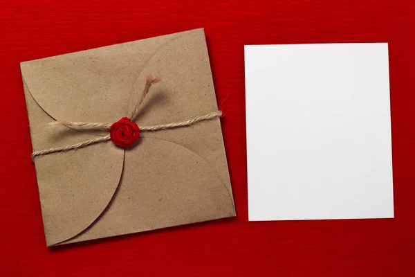 Kwadratowe koperty na czerwonym tle — Zdjęcie stockowe
