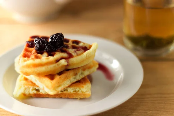 Grüner Tee im durchsichtigen Becher mit Waffel — Stockfoto