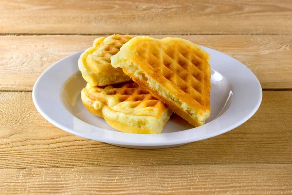 Waffles em uma placa branca — Fotografia de Stock