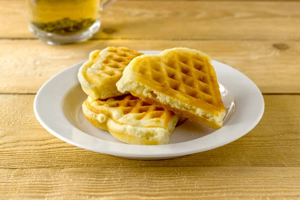 Green tea in a transparent mug with waffle — Stock Photo, Image