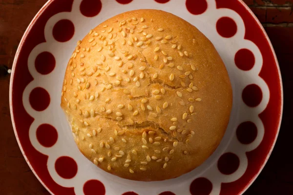Sesambrötchen liegt auf einem Teller — Stockfoto