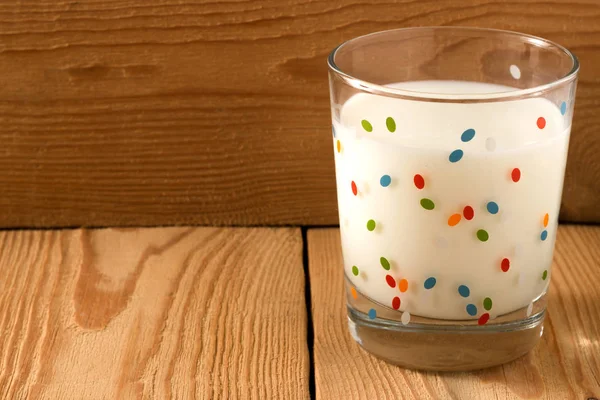 Un vaso de leche fría se levanta — Foto de Stock