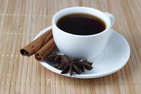 Kawa w filiżance biały z anyżu i cynamon laski — Zdjęcie stockowe