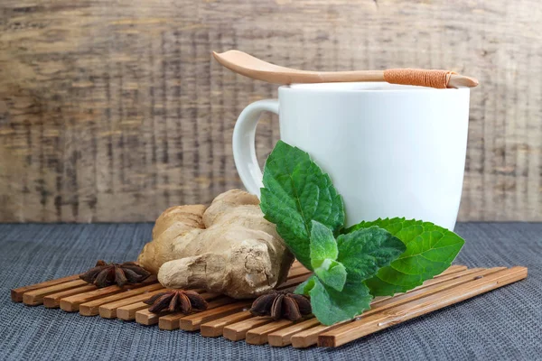 Teetasse mit Zitrone, Minze und Ingwer — Stockfoto