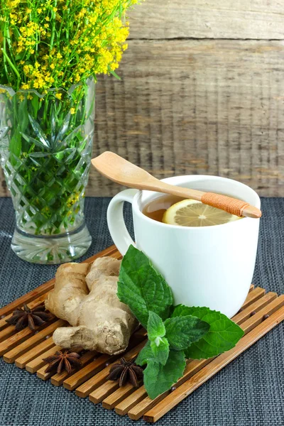 Teetasse mit Zitrone, Minze und Ingwer — Stockfoto