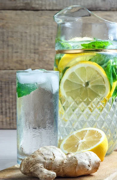 Diety napoje sok ogórek cytryna mięta imbir lodu zdrowie odchudzanie witaminy odświeżającej wody smaczne, przydatne, oczyszczanie, slim — Zdjęcie stockowe