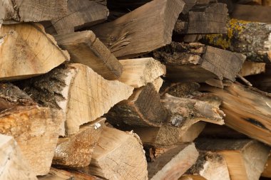 Kıyılmış yakacak odun yığını günlüğe kaydeder. Woodpile. Yakın çekim.