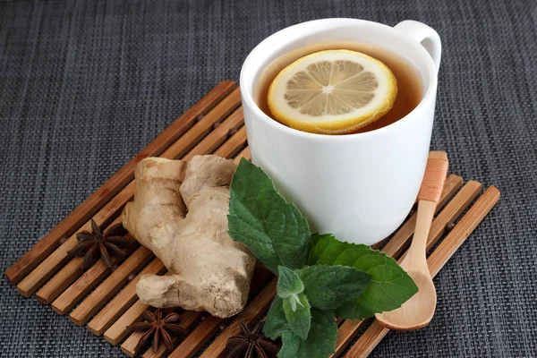 Tee mit Zitronenblättern Minze, Ingwer und Anis. . Blick von oben — Stockfoto
