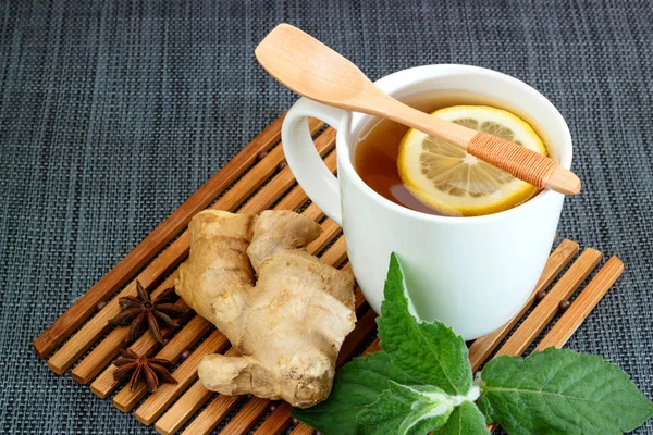 Tasse à thé au gingembre citron et feuilles de menthe — Photo