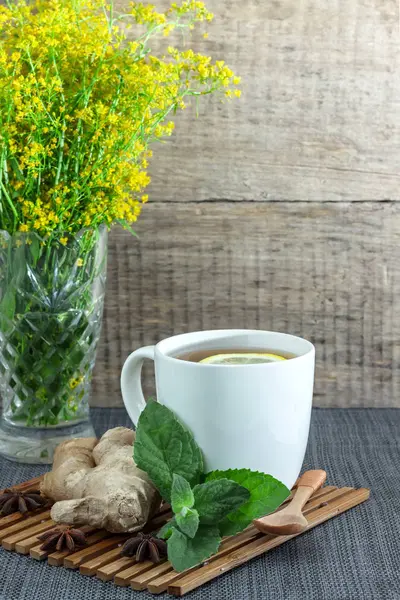 Tasse à thé blanc au citron, menthe et gingembre — Photo