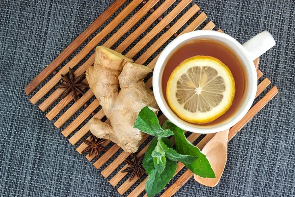 Thé aux feuilles de citron menthe, gingembre et anis — Photo