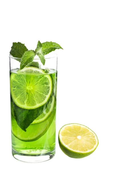 Świeży zielony napój do szklanki z miętą i limonką izolować na białym tle — Zdjęcie stockowe
