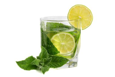 Bir cam üzerinde beyaz bir arka plan karşı bir izole limon ve nane bir içkiyle