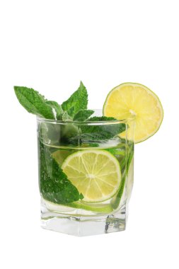 Kireç ve beyaz zemin üzerine nane ile serinletici içecek