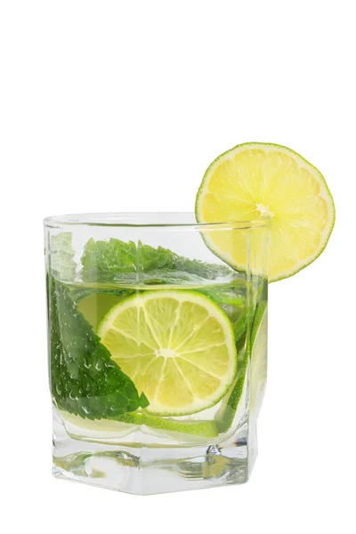 Uma bebida refrescante em um copo com hortelã e limão isolado em um fundo branco — Fotografia de Stock