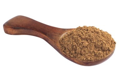 Tahta kaşık beyaz bir arka plan üzerinde izole tarçın