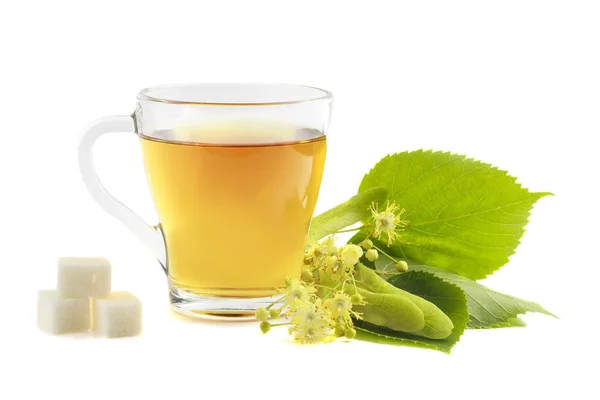 Tee mit Linde in einem Glasbecher auf weißem Hintergrund isolieren — Stockfoto