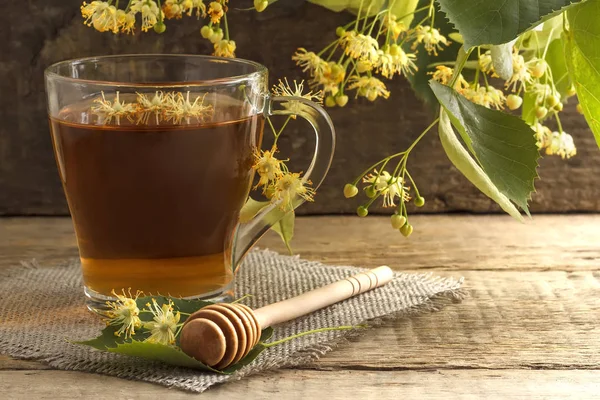 Tee mit Linden und Honig auf Holzgrund — Stockfoto