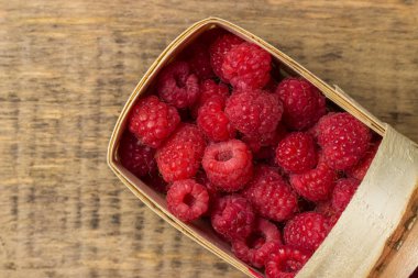 Ahududu ahşap arka plan ile sepet