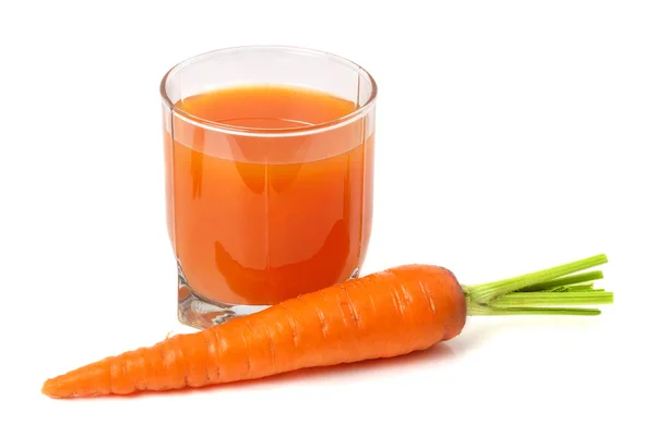 在玻璃杯里用整个胡萝卜胡萝卜汁 — 图库照片