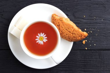 Papatya çayı şekerli yulaf ezmeli kurabiye siyah ahşap zemin ile