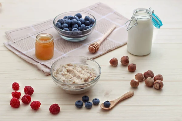 Yaban mersini, ahududu, bal, süt ve fındık ile yulaf ezmesi Kahvaltı