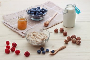 Yaban mersini, ahududu, bal, süt ve fındık ile yulaf ezmesi Kahvaltı