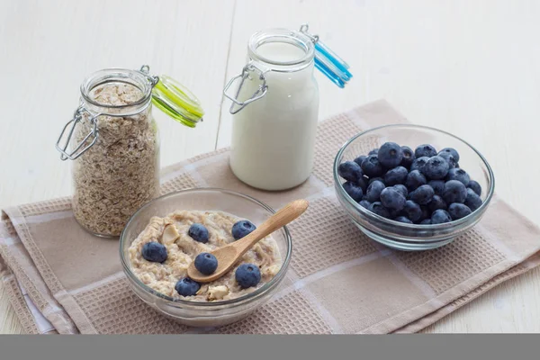 Yaban mersini ve bir şişe sütle yulaf ezmesi basit sağlıklı bir kahvaltı