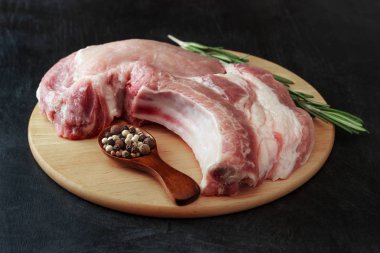 Ekşili bir ahşap stand rosemary ile çiğ domuz eti et parçası