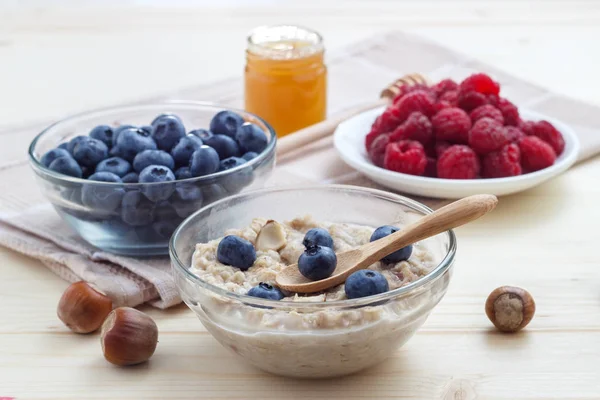 Yaban mersini, ahududu, bal, süt ve fındık ile yulaf ezmesi Kahvaltı