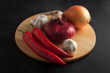 Sebze kırmızı biber, soğan ve sarımsak bir ahşap stand