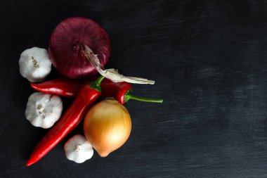 Kırmızı biber ve sarımsak ve metnin altında yer ile sebze kırmızı ve sarı soğan