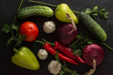 Sebze çeşitlilikte salatalık, soğan domates sarımsak ve acı ve tatlı biber