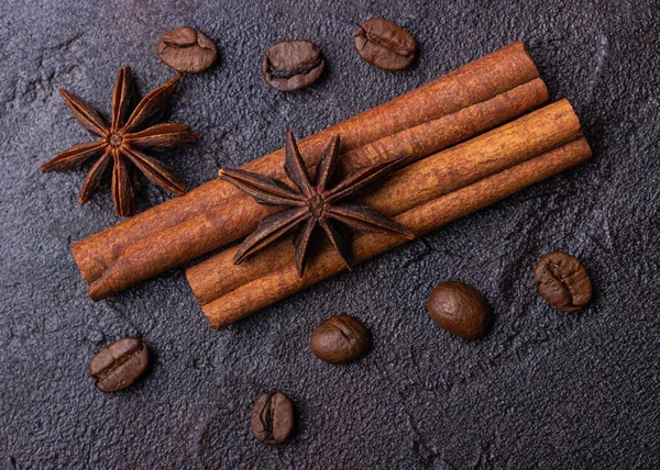 Granos Badyan Canela Café Sobre Fondo Hormigón Oscuro — Foto de Stock