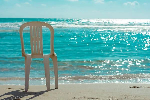 Sedia Bianca Trova Sulla Spiaggia Alla Luce Del Giorno — Foto Stock