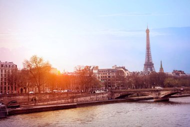 Eyfel Kulesi ile romantik gündoğumu arka plan. Paris, Fransa.