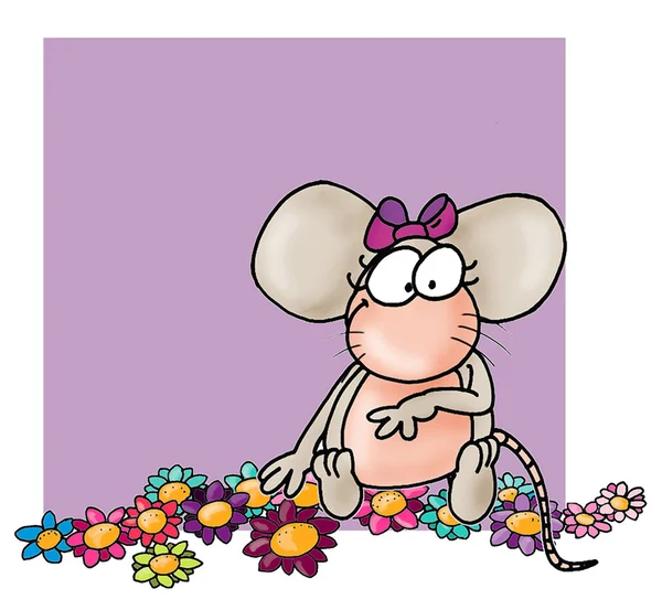 Mor arka plan ile çiçekler üzerinde oturan küçük bir fare — Stok fotoğraf