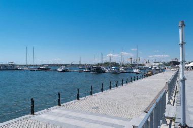  Mankalya, Köstence, Romanya - 7 Temmuz 2017: Romanya Mangalya sivil limandaki tekne demirlemiş. Arka planda ağır sanayi deniz Vinçler Mangalya ticari liman dan vardır.