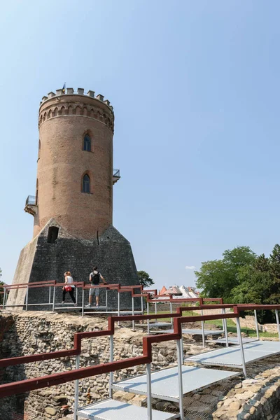 Targoviste, Romania - August 15, 2017: tourists visiting Chindia Tower in Targoviste, Dambovita, Romania — Stock Photo, Image