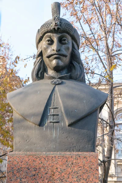 Estátua de busto Vlad Tepes também conhecido como Dracul Drácula — Fotografia de Stock