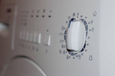 Beyaz giysiler çamaşır makinesi - seçici odak ön döndürme kadran düğme