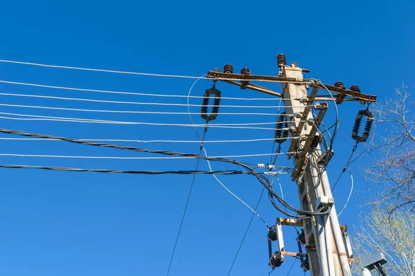 Elektrik bağlantıları kablo ve yüksek gerilim İzolatörleri ile elektrik beton direk