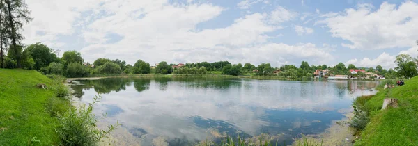 Brebu, Prahova, Rumania - 04 de agosto de 2019: El lago de la ciudad de Brebu en Prahova . —  Fotos de Stock