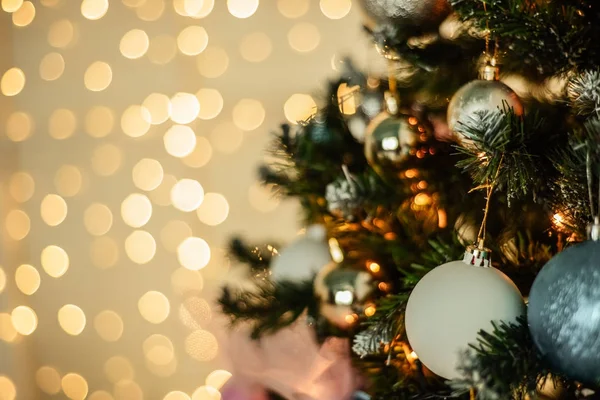 Yeni yıl arka plan. Yeni yıl garland ve köknar arka plan ağaç. Oyuncaklar ve ışıklar ile süslenen köknar ağacı