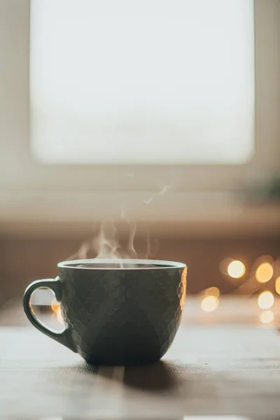 Sıcak fincan çay ya da kahve. Kupası Buhar tablosundaki ile. Sıcak ışıklar içinde belgili tanımlık geçmiş